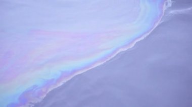 Boşanmış petrol sızıntıları ve su üzerinde