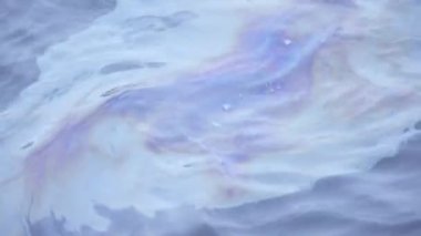 Su üzerinde dökülen petrol sızıntıları