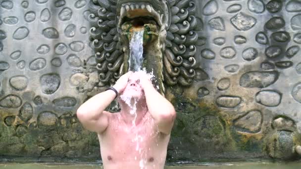 Ein Mann Steht Unter Einem Wasserstrahl Einem Pool Mit Schwefelwasserstoff — Stockvideo