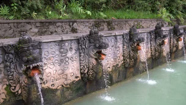 Piscine Avec Eau Sulfure Hydrogène Ruisseau Eau Coule Des Figures — Video