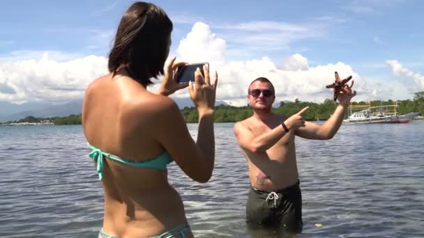 A mulher faz o homem com estrela de foto marinha — Vídeo de Stock