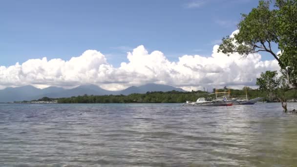 Paisaje. Naturaleza. Mar. Las montañas. Nubes. Un barco. — Vídeos de Stock