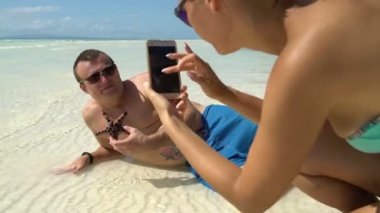 Bir kadın bir erkekle bir deniz yıldızı resimleri Smartphone'da alıyor