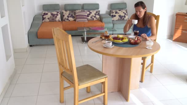 Femme Buvant Café Assis Table Maison — Video