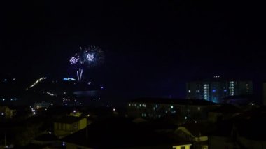 gece şehir üzerinde havai fişek