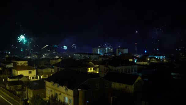 Frohes Silvesterfeuerwerk über der Stadt — Stockvideo