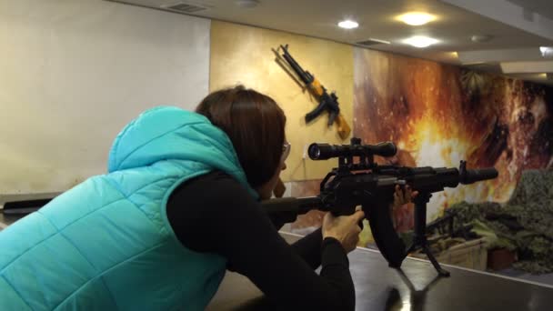 撮影範囲。女性がダッシュで機関銃を撃つ — ストック動画