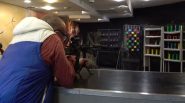 Gözlüklü bir adam amacı ve hedefleri bir M4 Carbine tüfek ateş