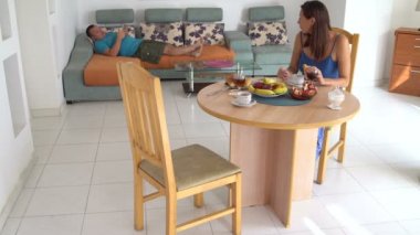 Evli çift evde kahvaltıda konuşuyor