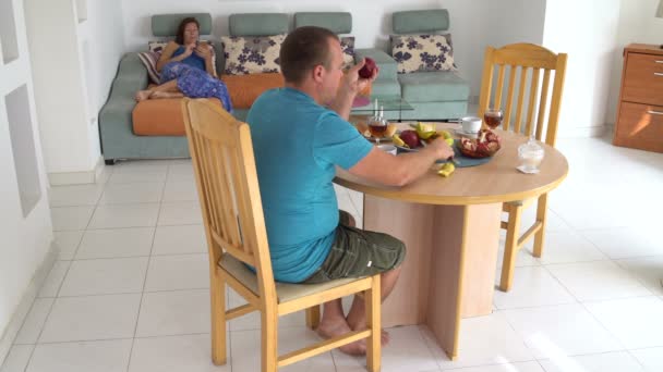 Οικογένεια ζευγάρι μιλώντας στο σαλόνι στο σπίτι — Αρχείο Βίντεο