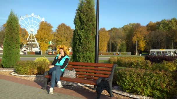 Mann geht Frau im Park an — Stockvideo