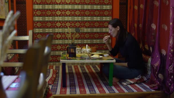 Γυναίκα με το γεύμα σε ένα καφέ — Αρχείο Βίντεο
