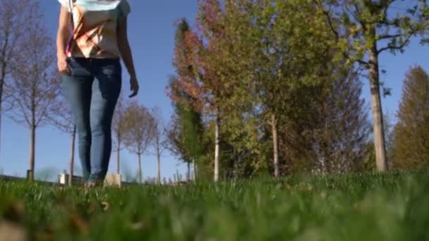 Vrouw Het Park Loopt Blote Voeten Door Het Gras — Stockvideo