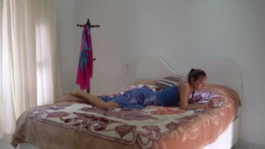 Tablet pc ile yatakta yatıyordu kadın