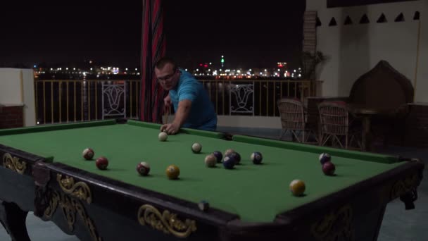 L'homme joue au billard et se met en colère quand une boule de billard manque une poche — Video