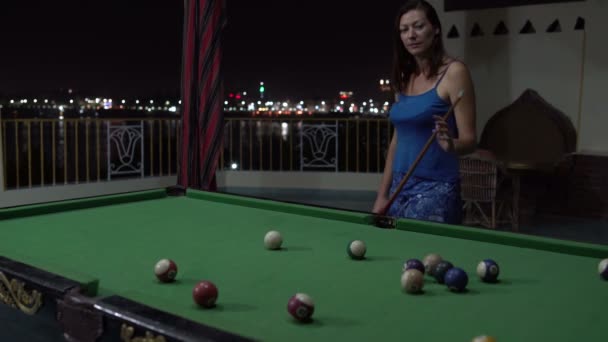 Frau spielt Billard und ist glücklich, wenn sie eine Billardkugel in der Tasche hat — Stockvideo