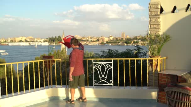 Hombre de una regadera regando flores en la terraza — Vídeos de Stock