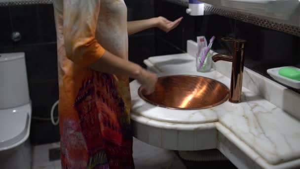 Una donna si lava le mani con il sapone in un lavandino — Video Stock