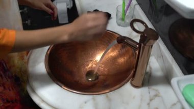 Lavaboda yıkama kadın çorap