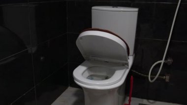 Yavaş yavaş indirdi tuvalet kapağı