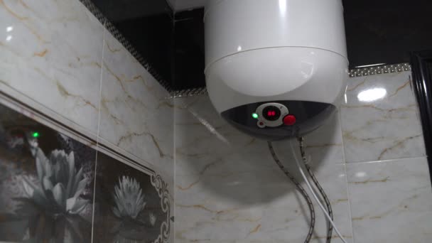 Mujer apaga el calentador de agua en el baño — Vídeo de stock