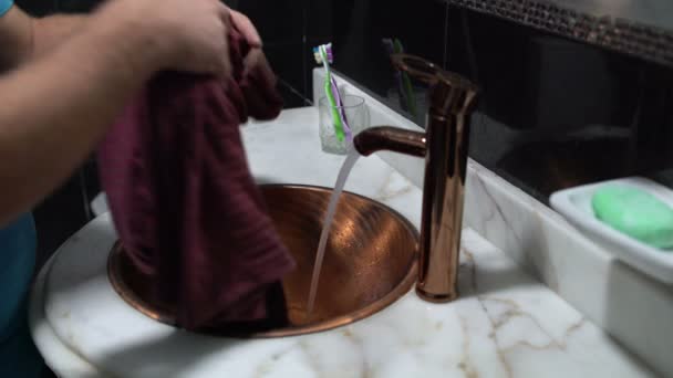 Mann wäscht Jacke im Waschbecken im Badezimmer — Stockvideo