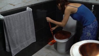 Tuvalet çevresinde bir paspas ile zemin kadın yıkar