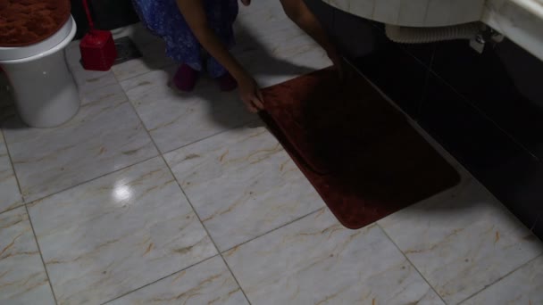 Woman laying mats on bathroom floor — Stock Video