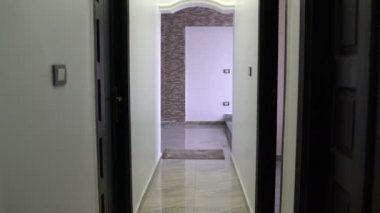 Bir kadın koridorda yürüyor.