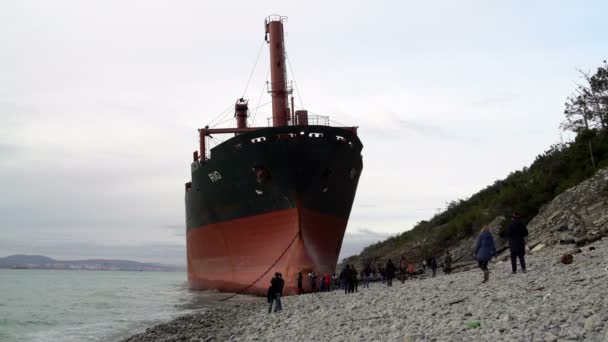 La lancha de Río encalló cerca de Kabardinka. Parte 2 . — Vídeos de Stock