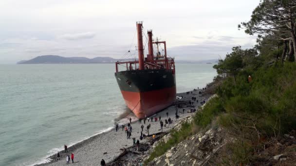 Rio Motorboot in der Nähe von Kabardinka auf Grund gelaufen. Teil 1. — Stockvideo