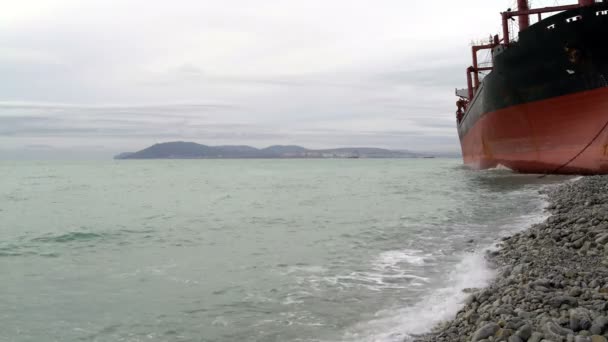 Le navire est échoué sur le rivage . — Video