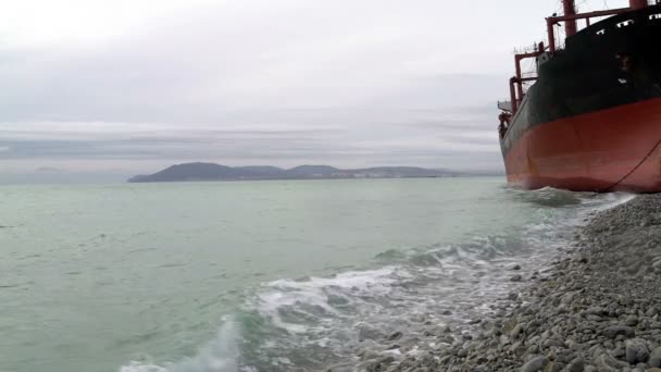 En cámara lenta. Las olas laten en el tablero. El barco está varado en la orilla . — Vídeo de stock