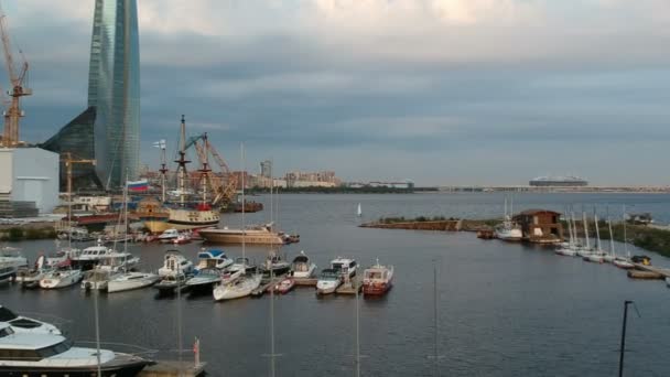 Quadrocopter からの眺め。サンクトペテルブルクの Lahta センター、フィンランド湾. — ストック動画