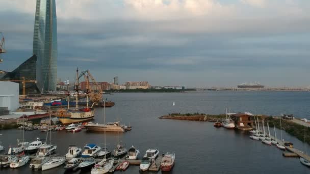 Blick aus der Drohne. st. petersburg lahta center der golf von finnland. — Stockvideo