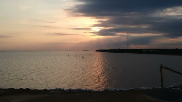 Paseos en el mar y al atardecer windsurfistas y cometas . — Vídeos de Stock