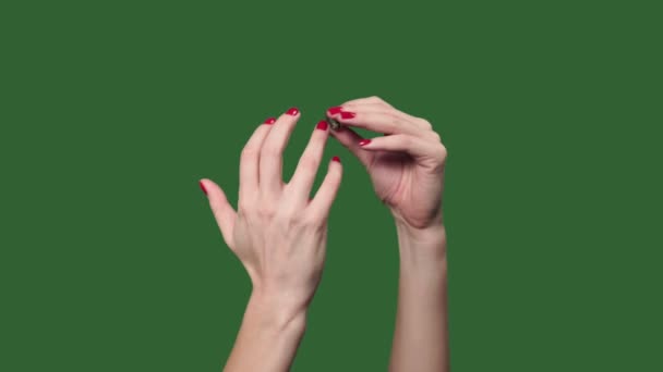 Χρωμοκλειδί. Πράσινη οθόνη. Μια γυναίκα φοράει δαχτυλίδι στο χέρι του.. — Αρχείο Βίντεο