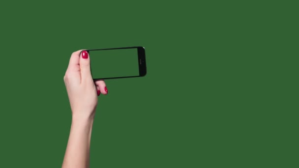 Pantalla verde. Chromakey. Smartphone en manos de mujer. Usar un Smartphone . — Vídeos de Stock