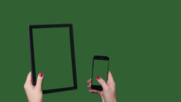 Chromakey. Yeşil ekran. Bayan ellerde tablet ve akıllı telefon. — Stok video