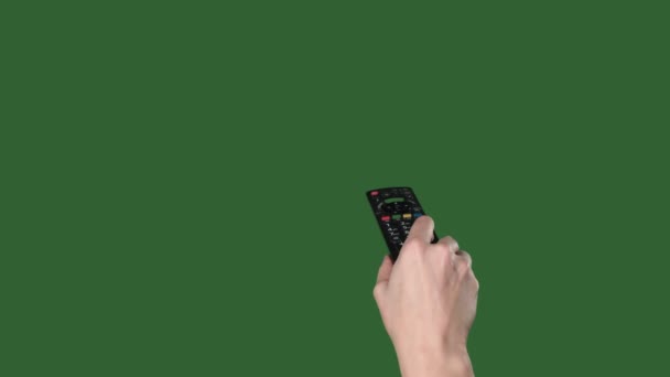クロマキー。緑色の画面。女性の手は、テレビのリモコンを切り替えます. — ストック動画