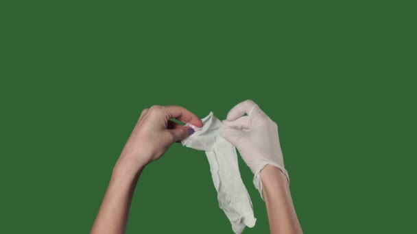 Chromakey. Pantalla verde. Mujer pone los guantes médicos blancos . — Vídeo de stock