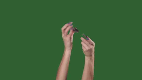クロマキー。緑色の画面。女性の手は、カードのデッキに干渉し、それらを投げる. — ストック動画