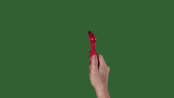 Chromakey. Grön skärm. Man hand med röd hammare raster glas. — Stockvideo