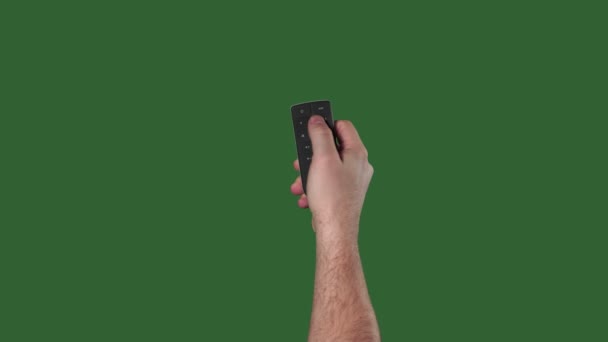 Chromakey. Tela verde. Mão masculina muda o controle remoto de dispositivos digitais . — Vídeo de Stock