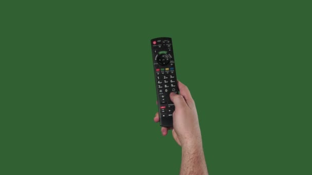 Chromakey. Green Screen. Männliche Hand schaltet Fernbedienung am Fernseher ein. — Stockvideo