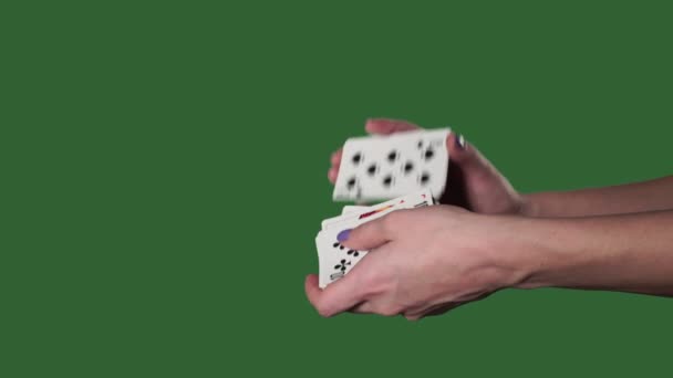 Chromakey. Schermo verde. Le mani delle donne interferiscono con un mazzo di carte e le lanciano . — Video Stock