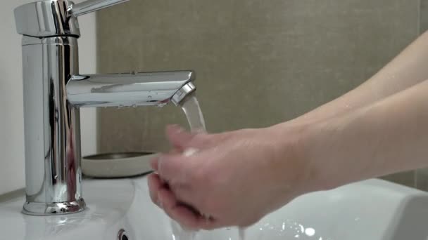 Dívka myje ruce s mýdlem close-up — Stock video