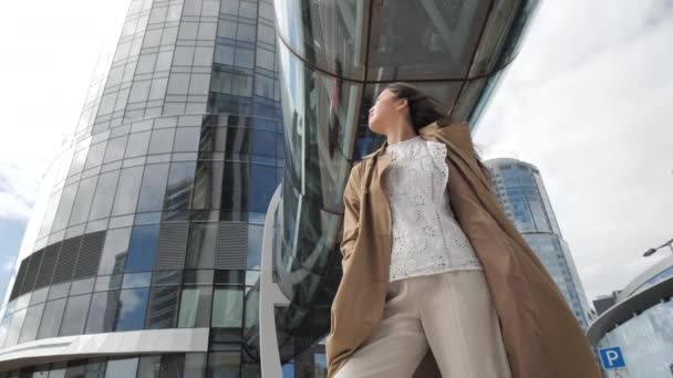 Femme asiatique à la mode posant dans le centre-ville — Video