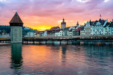 Lucerne, İsviçre, ahşap Şapel Köprüsü ve Ortaçağ tarihi kent dramatik günbatımı ışığı