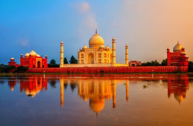 Taj Mahal, Agra, Hindistan, muson sezonu dramatik bir günbatımı üzerinde